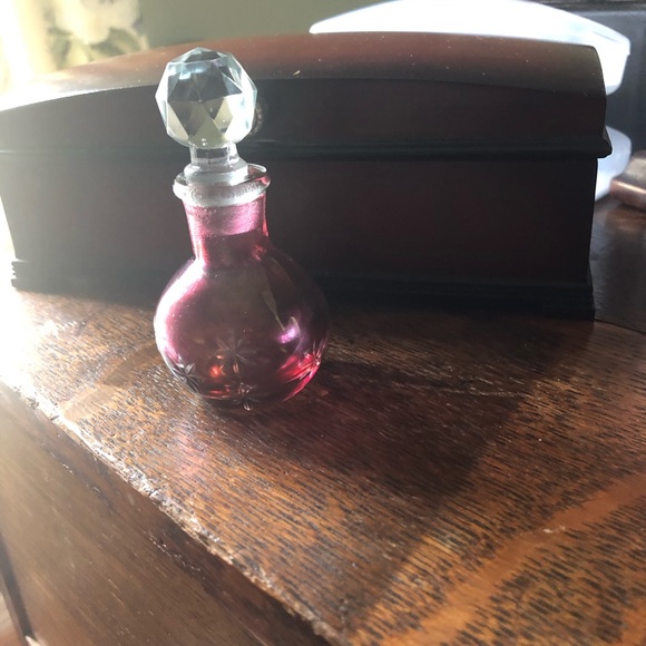 Antique Perfume Bottle made with Cranberry glass with carve florets and beveled - Picture 5 of 6